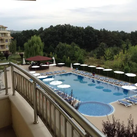 комплекс Pines Apartment